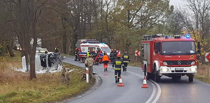 Bus z amerykańskimi żołnierzami staranował citroena. Zapalił się!