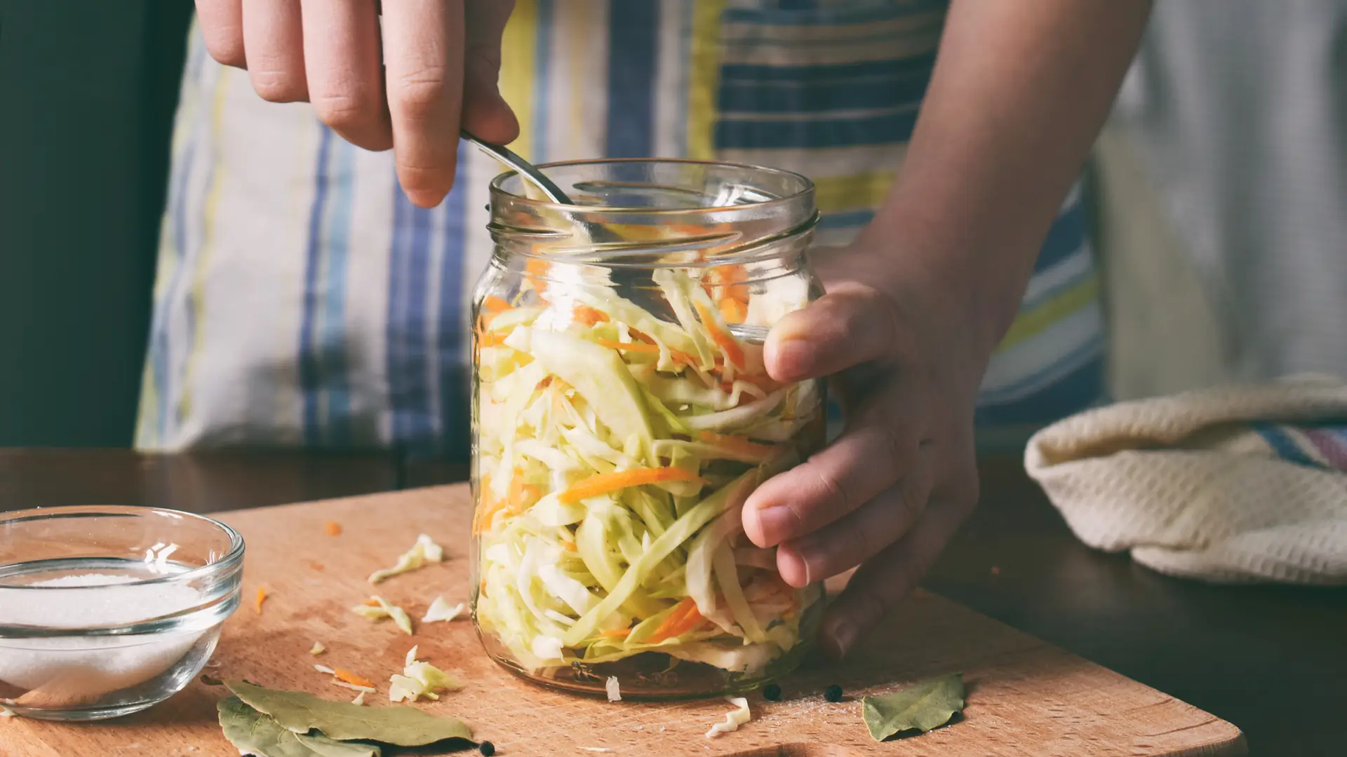 Sok z kiszonej kapusty to polski superfood, który pozwala szybko pozbyć się zaparć