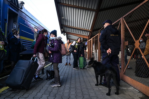 Lwów. Obywatele Ukrainy wysiadają z pociągu jadącego z Odessy do Przemyśla