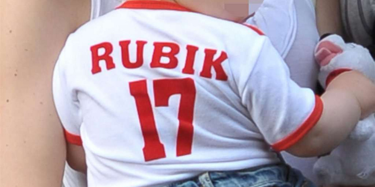 Piotr Rubik ubrał córeczkę w piłkarską koszulkę. Piotr Rubik śledzi mundial, ale bez emocji