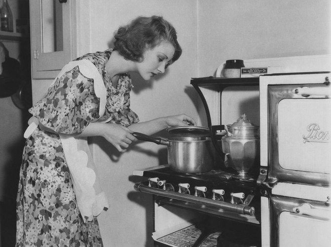 Liberty University, największy chrześcijański uniwersytet na świecie, oferuje kierunek, który stanowi de facto studia licencjackie w byciu kurą domową. Szkoła znajduje się w stanie Virginia i przekazuje studentom „wartości, wiedzę i umiejętności konieczne do dbania o wzmocnienie współczesnej rodziny. Celem kierunku jest umożliwienie jednostkom i rodzinom zdrowego funkcjonowania jako element większego społeczeństwa.” Zajęcia jakie oferuje kierunek to między innymi równowaga pomiędzy życiem zawodowym a rodzinnym, decyzje finansowe w rodzinie czy dietetyka. Cały rok studiów kosztuje 20 300 USD.