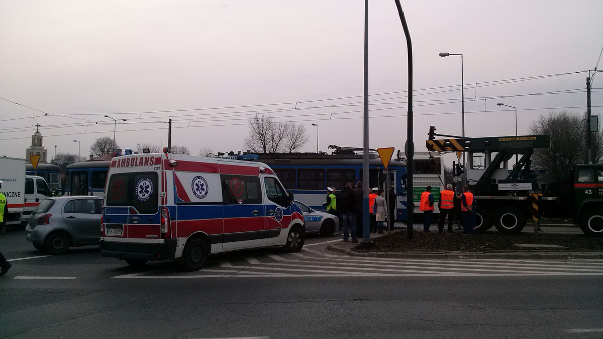 Zlikwidowano juz wszystkie utrudnienia jakie były po zderzeniu tarmwaju linii 22 z autobusem turystycznym na rondzie Grunwaldzkim. W wyniku wypadku cztery osoby zostały ranne.
