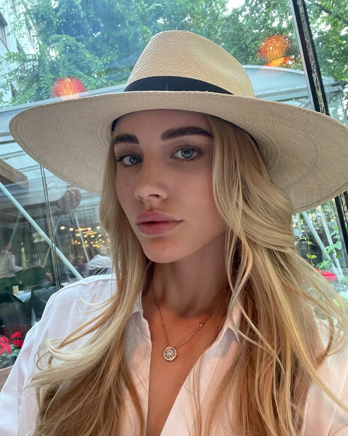 Alexandra v Miláne študuje a venuje sa tiež modelingu.