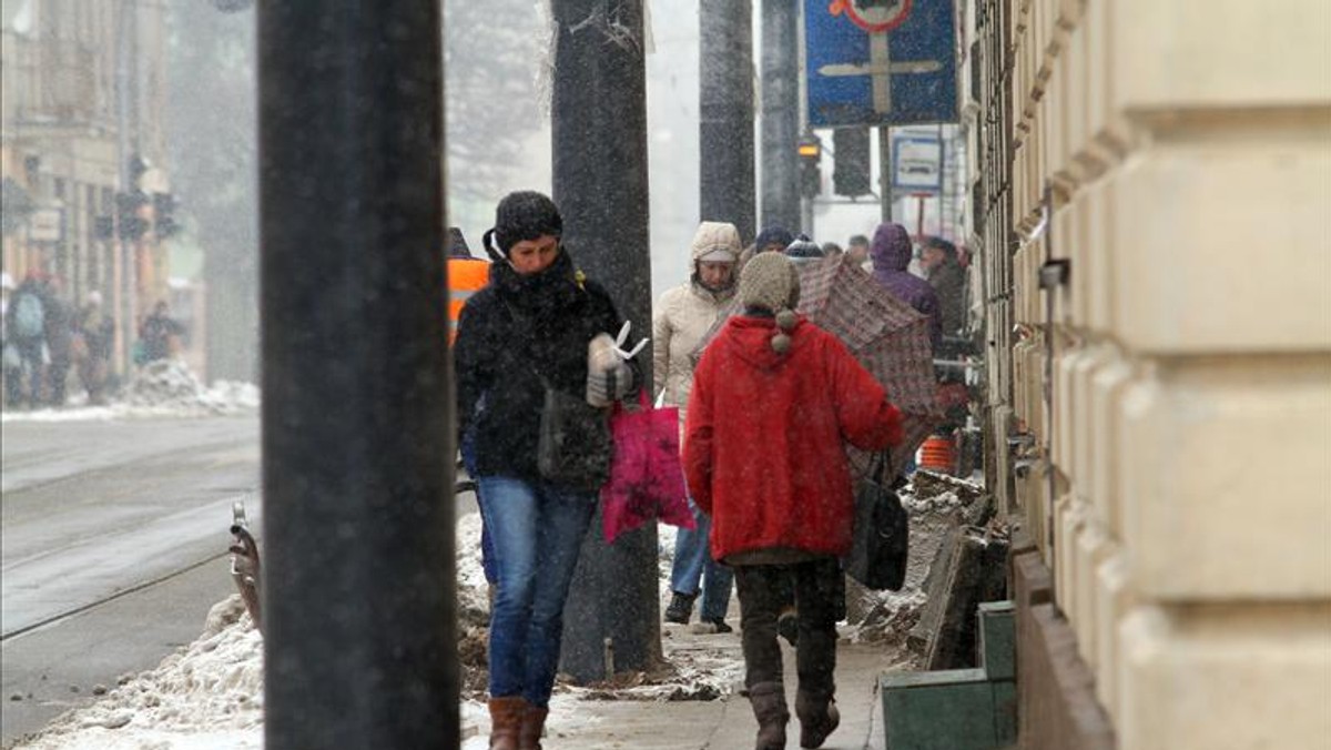 Miały poprawić bezpieczeństwo, a stały się zmorą przechodniów. Wzdłuż ul. Zielonej stanęły słupy oświetleniowo - trakcyjne. Problem w tym, że ustawiono je prawie na środku chodnika.