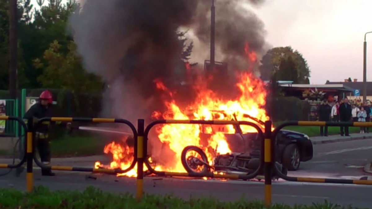 W niedzielę w Knurowie doszło do wypadku motocykla i auta osobowego. W wyniku zderzenia zapalił się samochód. Jak podaje policja, świadkowie wypadku zajęli się filmowaniem, a nie pomocą poszkodowanym.