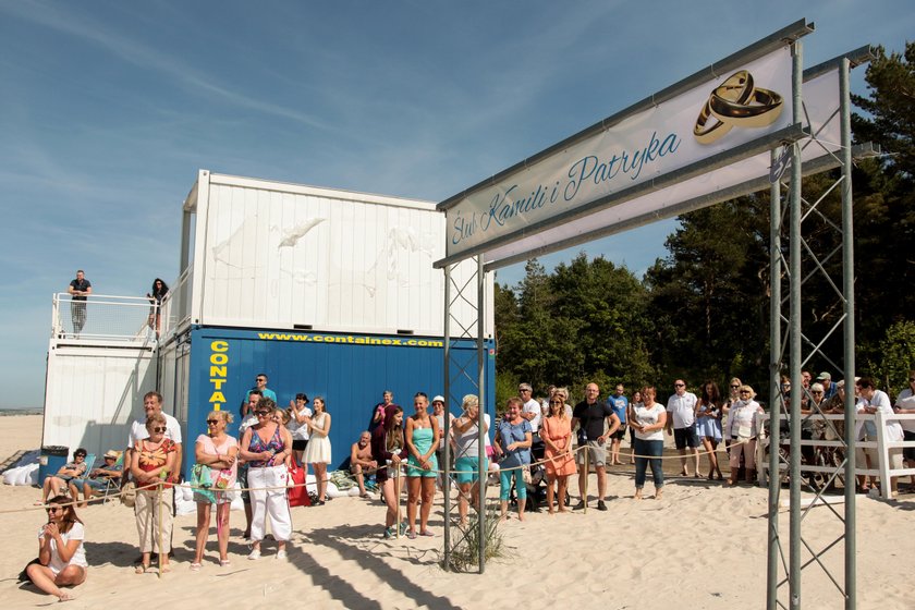 Kamila i Patryk z Lęborka pobrali się na plaży w Łebie