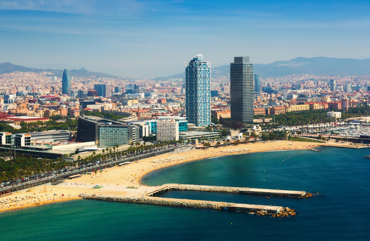 Plaże Barcelońskie plaże należą do najlepszy plaż miejskich na świecie. Jest ich w sumie 9. Najbardziej znaną jest 400-metrowa Barceloneta (w języku katalońskim - platja de la Barceloneta; dogodny dojazd 4 linią metra - stacja Barceloneta lub Ciutadella). Pozostałe to: Bogatell (platja del Bogatell; dzielnica Sant Martí; dogodny dojazd 4 linią metra - stacja Poblenou lub Llacuna), Sant Sebastià (platja de Sant Sebastià; położona tuż obok Barcelonety), 500-metrowa Somorrostro (platja del Somorrostro), Mar Bella (platja de la Mar Bella; w dzielnicy Sant Martí; dojazd 4 linią metra - stacja Selva de Mar), Sant Miquel (platja de Sant Miquel; usytuowana jest między plażami Sant Sebastià i Barceloneta), Nova Mar Bella (platja de la Nova Mar Bella; dojazd 4 linią metra - stacja Selva de Mar lub el Maresme - Fòrum), Nova Icària (platja de la Nova Icària; dojazd 4 linią metra - stacja Ciutadella lub Bogatell) oraz Llevant (platja de Llevant; dojazd 4 linią metra - stacja Selva de Mar).
