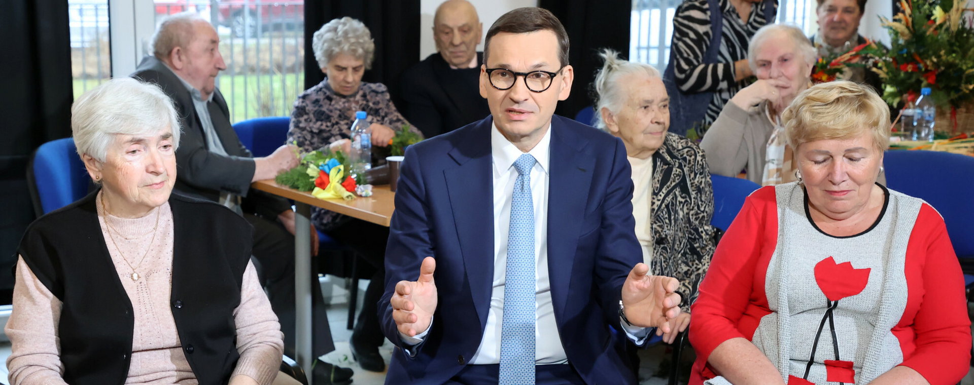 Rząd jest otwarty na negocjacje w sprawie emerytur stażowych. Na zdjęciu premier Mateusz Morawiecki z wizytą w domu seniora w Woli Karczewskiej