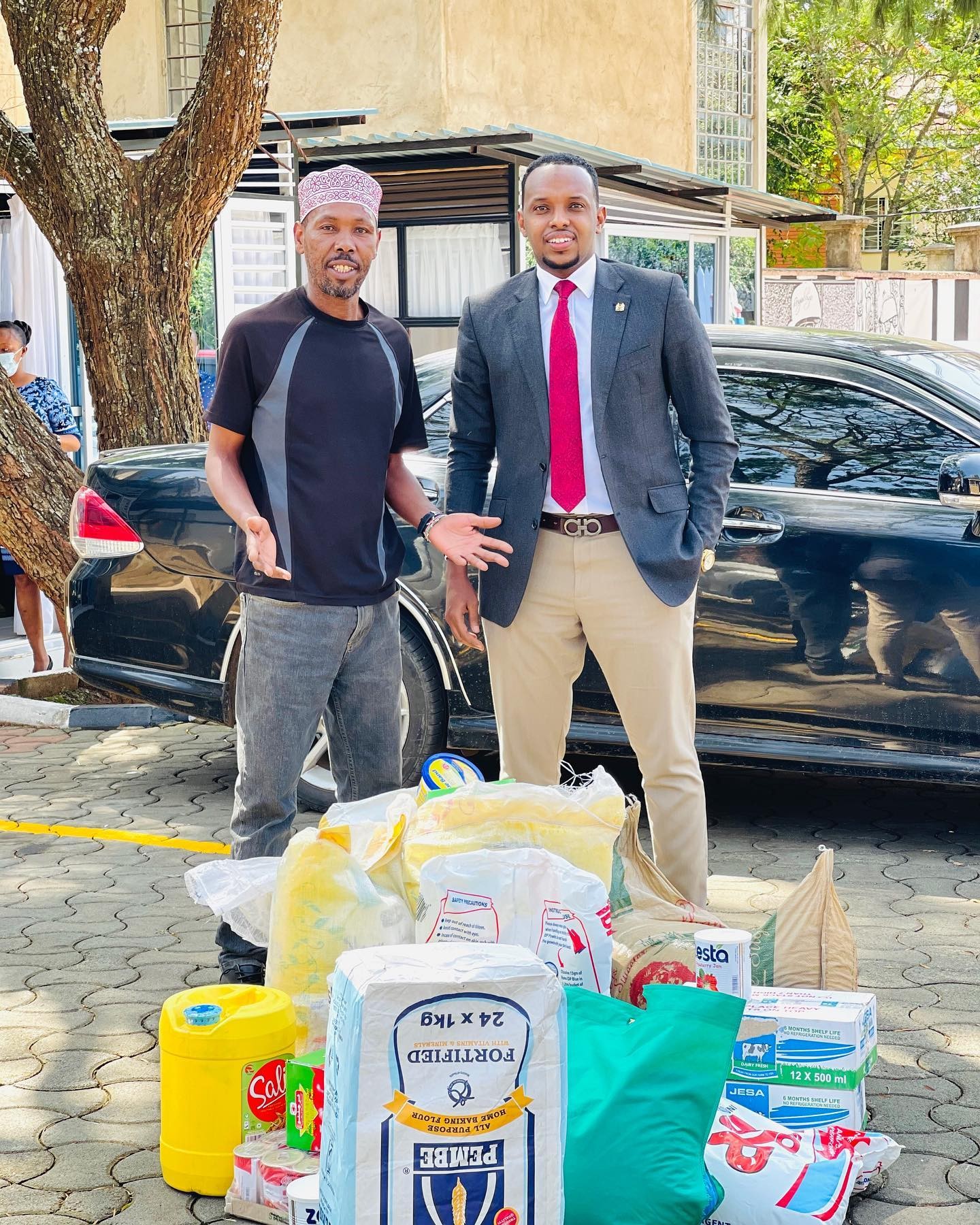 City Politician Alinur Mohamed gifts Omosh Sh60,000 & households worth Sh50,000 (Photos)