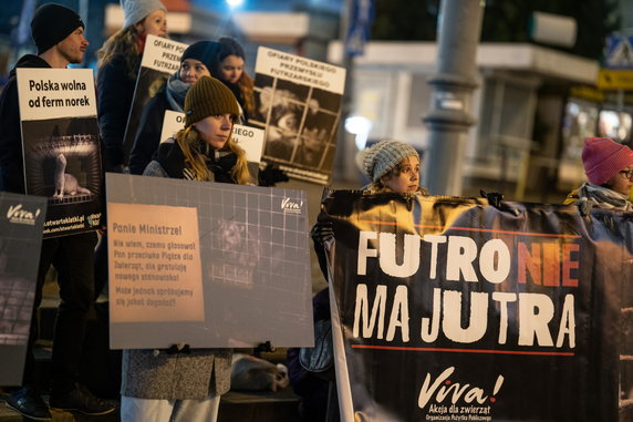 Manifestacja na ul. Półwiejskiej w Dniu Bez Futra fot. Fundacja Viva!