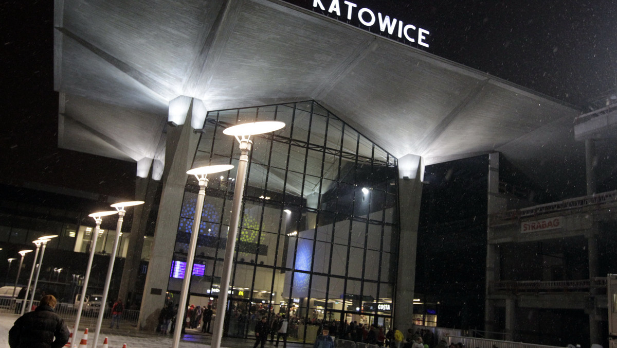 Od poniedziałkowego popołudnia podróżni mogą korzystać z nowego dworca kolejowego w Katowicach. Obiekt, oddany do użytku po blisko 2 latach budowy, jest częścią powstającego w centrum miasta kompleksu handlowo-usługowego, który będzie gotowy w 2013 roku.
