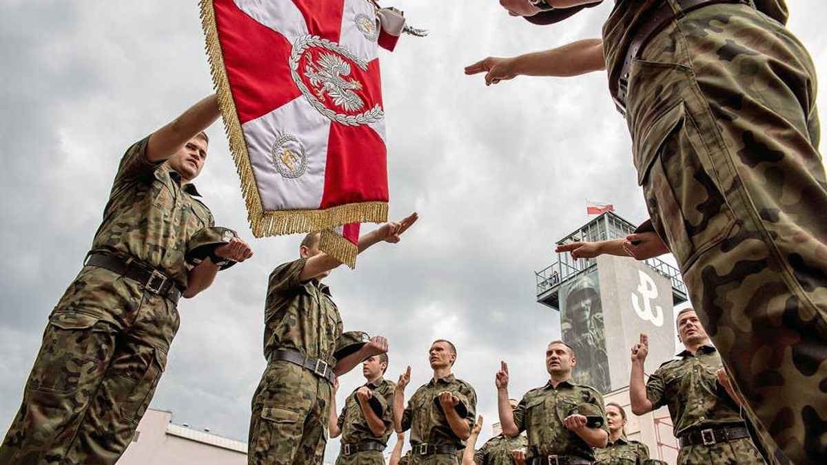 Muszą mieć poniżej 35 lat, średnie wykształcenie, nie mogą być karane. Blisko 150 osób może zostać przyjętych w tym roku do Nadwiślańskiego Oddziału Straży Granicznej na Mazowszu. Będą służyć m.in. na lotniskach na warszawskim Okęciu i w Modlinie oraz w jednostce w Lesznowoli.