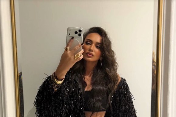 Emina obukla topić, a ravan stomak u prvom planu: Vreli selfi pevačice na mrežama svi komentarišu (FOTO)