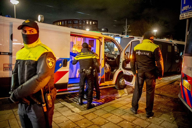 Protesty przeciw obostrzeniom przetaczają się przez Europę (na zdjęciu Holandia), ale sądy zwykle stają po stronie rządów.