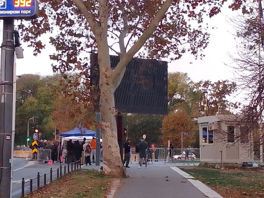 Šator Dijane Hrke i okupljeni oko nje