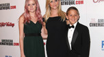 Reese Witherspoon z dziećmi na czerwonym dywanie