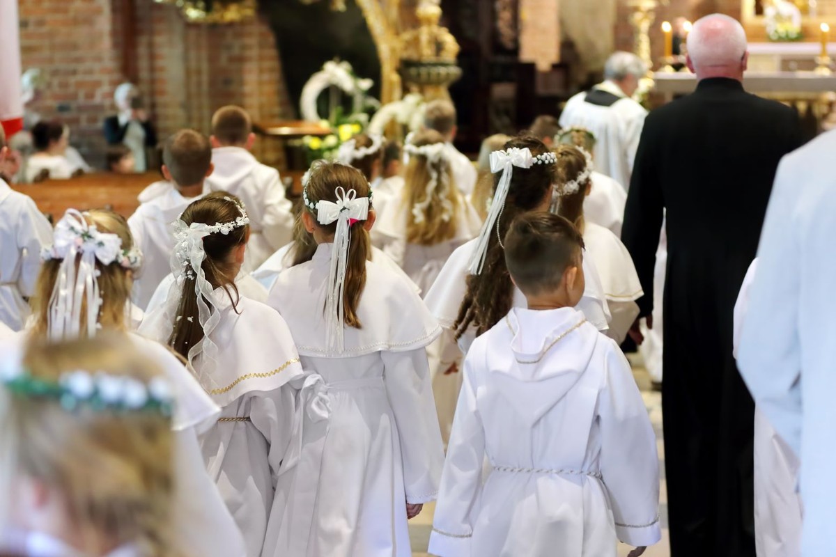 Komunia 2025. Ile dać do koperty? Stawki dla chrzestnych, dziadków i pozostałych gości