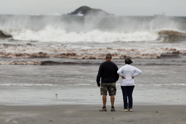 Ludzie obserwują fale po tym, jak pozostałości huraganu Lee minęły region, Massachusetts, USA, 16 września 2023 r.