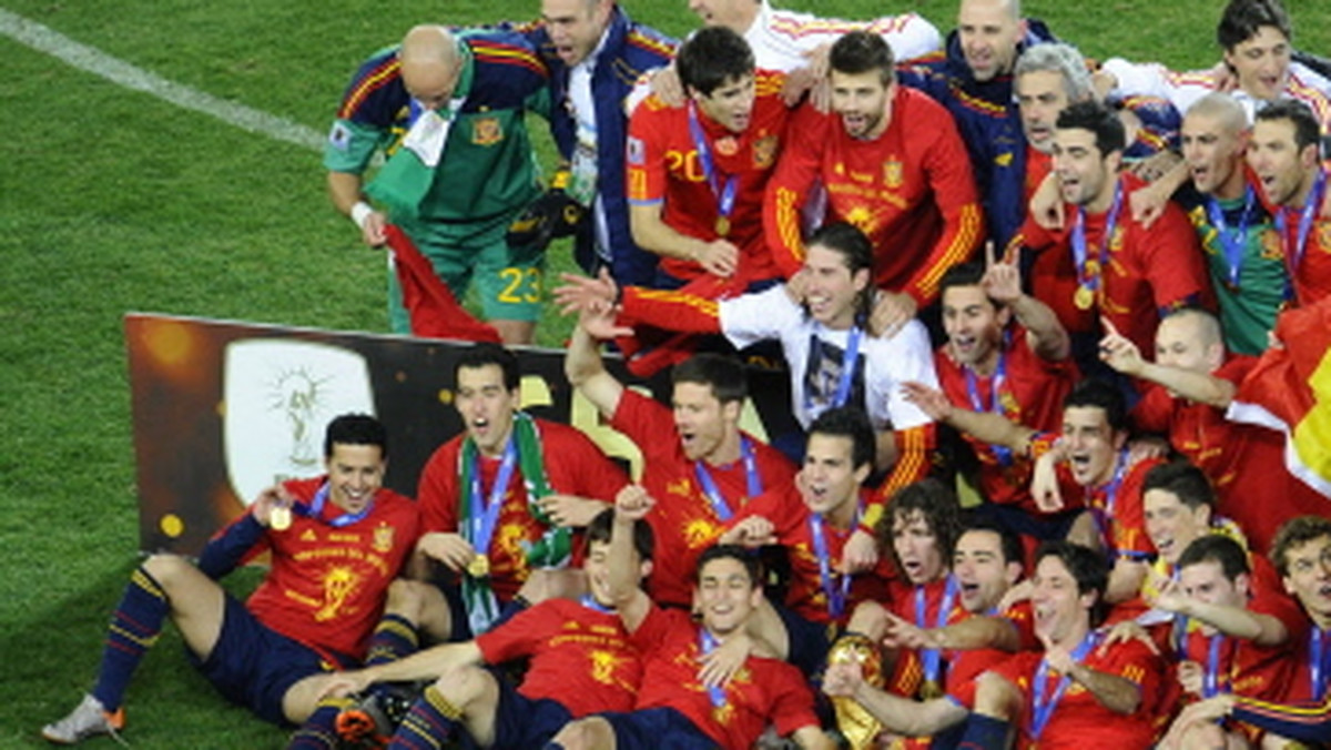 "Oda do wolności - Hiszpania mistrzem świata" - tak gazeta "El Pais" zatytułowała relację z meczu finałowego piłkarskich mistrzostw świata w RPA, w którym mistrzowie Europy po dogrywce zwyciężyli Holandię 1:0.