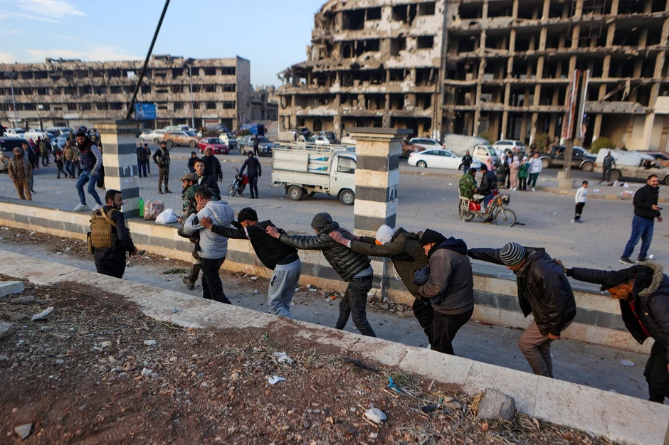 Pobunjenici u Siriji paradiraju ulicama Homsa zarobljenim pripadnicima snaga Bašara al Asada