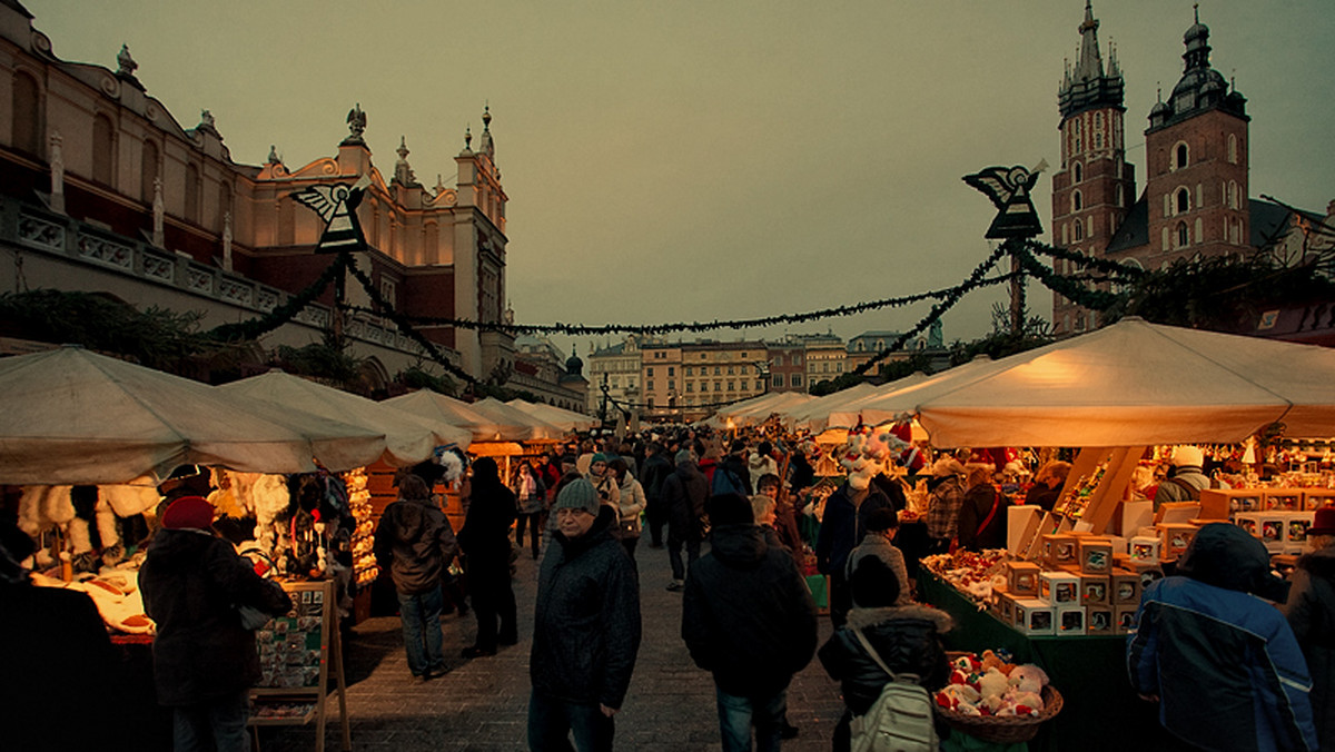 Świąteczne prezenty na każdą kieszeń, tradycyjne polskie potrawy oraz występy artystyczne - te i inne atrakcje czekają na odwiedzających targi bożonarodzeniowe, które zainaugurowano dziś na Rynku Głównym w Krakowie. Targi potrwają do 26 grudnia.