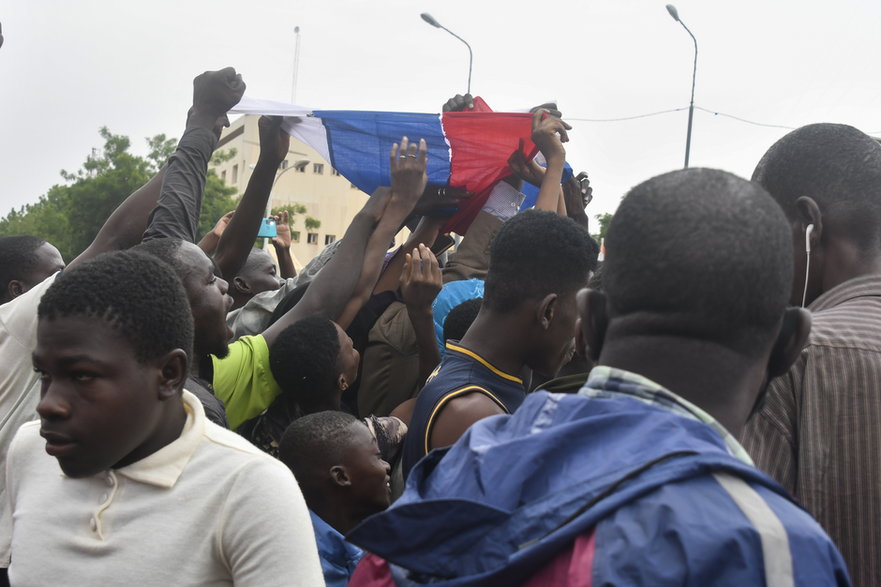 Uczestnicy demonstracji w stolicy Nigru Niamey trzymają rosyjską flagę, 27 lipca 2023 r.