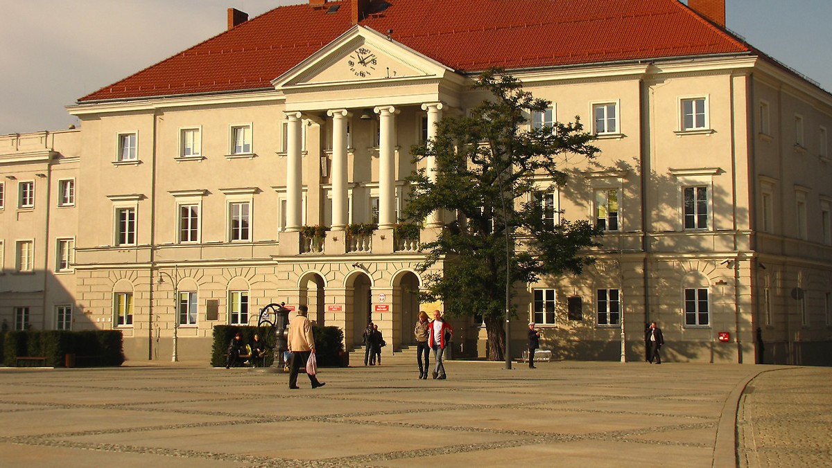 Przemoc wobec kobiet to bardzo poważny problem, ale można o nim przypominać na wiele sposobów. Jutro przynajmniej kilkadziesiąt osób zwróci na niego uwagę tańcząc na kieleckim Rynku. Wolontariusze z Regionalnego Centrum Wolontariatu zapraszają wszystkich chętnych, by włączyli się do organizowanej na całym świecie akcji "Nazywam się Miliard/ One Billion Rising".