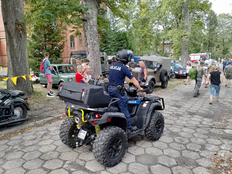 Policjant na quadzie