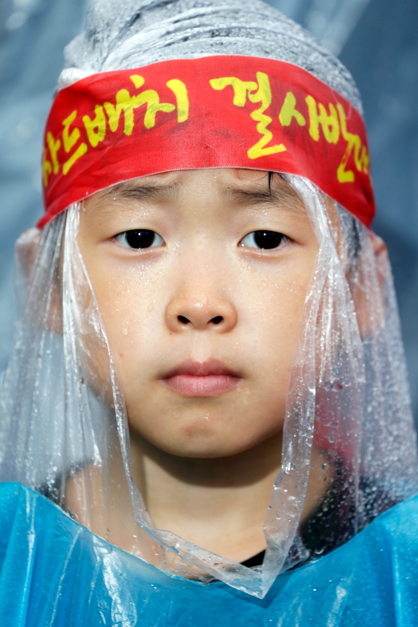 "Ne THAAD" piše na traci na glavi mladog učesnika protesta