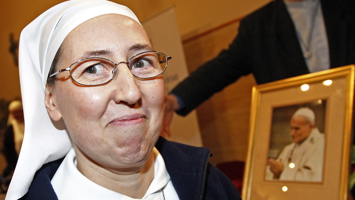 Francuska telewizja katolicka KTO wyemitowała 14 stycznia 2011 r. wywiad z siostrą zakonną Marie Simon-Pierre, która została uzdrowiona za wstawiennictwem Ojca Świętego Jana Pawła II z choroby Parkinsona.