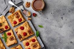 Białe brownie z owocami sezonowymi. Przepis na bardzo szybkie ciasto