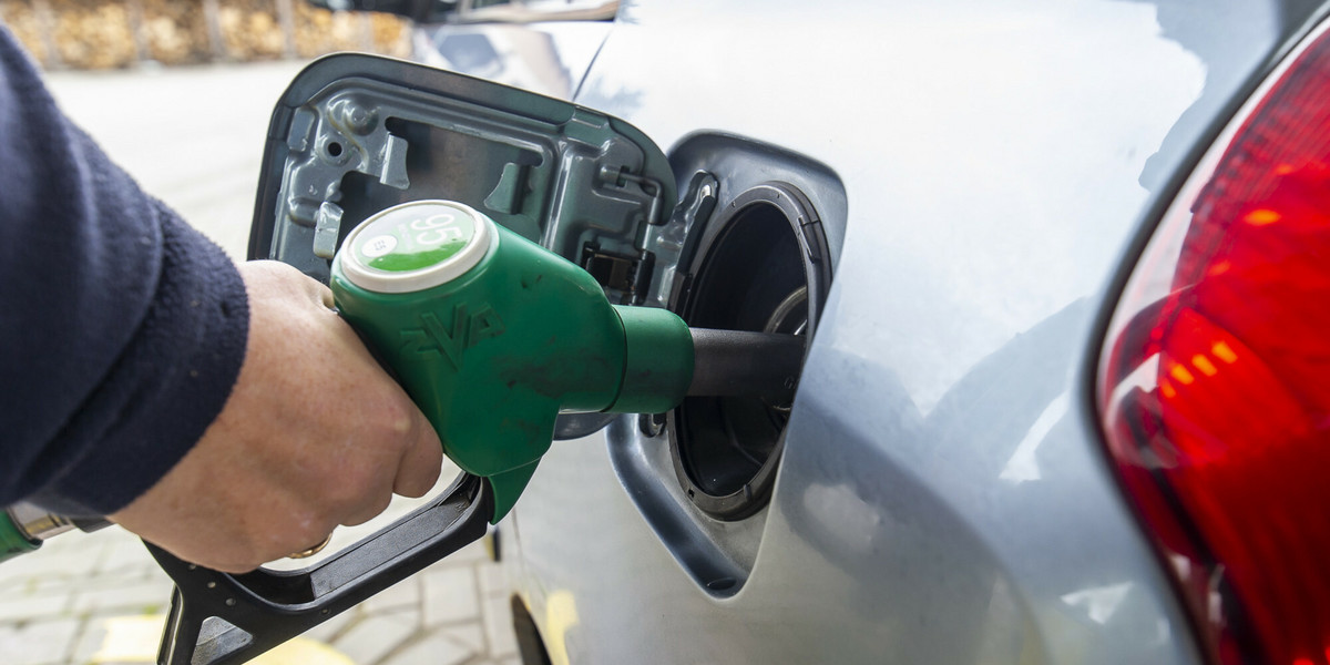 Obecnie zawieszenie poboru podatku od sprzedaży detalicznej paliw obowiązuje do końca tego roku.
