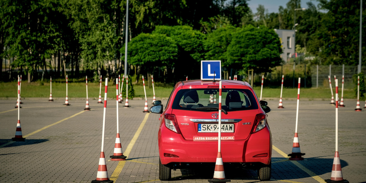 68 letnia kobieta smiertelnie potracila egzaminatora podczas egzaminu na prawo jazdy