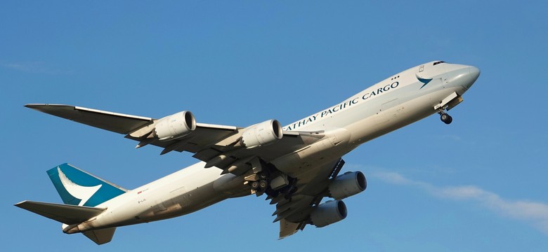 Pasażer próbował otworzyć drzwi samolotu w czasie lotu. Błyskawiczna reakcja załogi