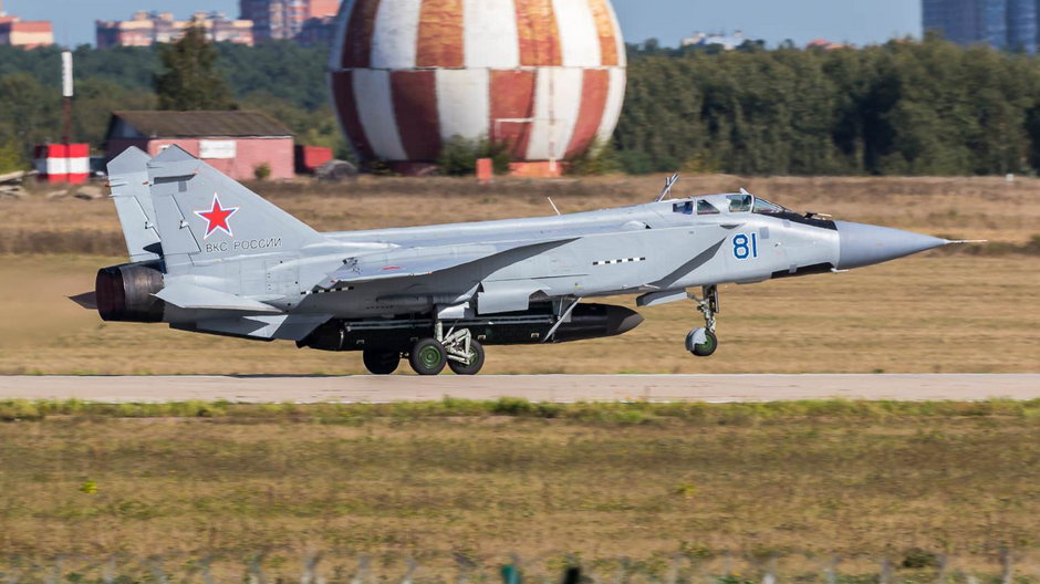 MiG-31 z podwieszonym nowym ciężkim pociskiem rakietowym. Przypuszczalnie prowadzone próby dotyczą reaktywowanego programu broni antysatelitarnej, prowadzonego na podstawie doświadczeń z zimnowojennych testów nosiciela MiG-31D izdielije 07.