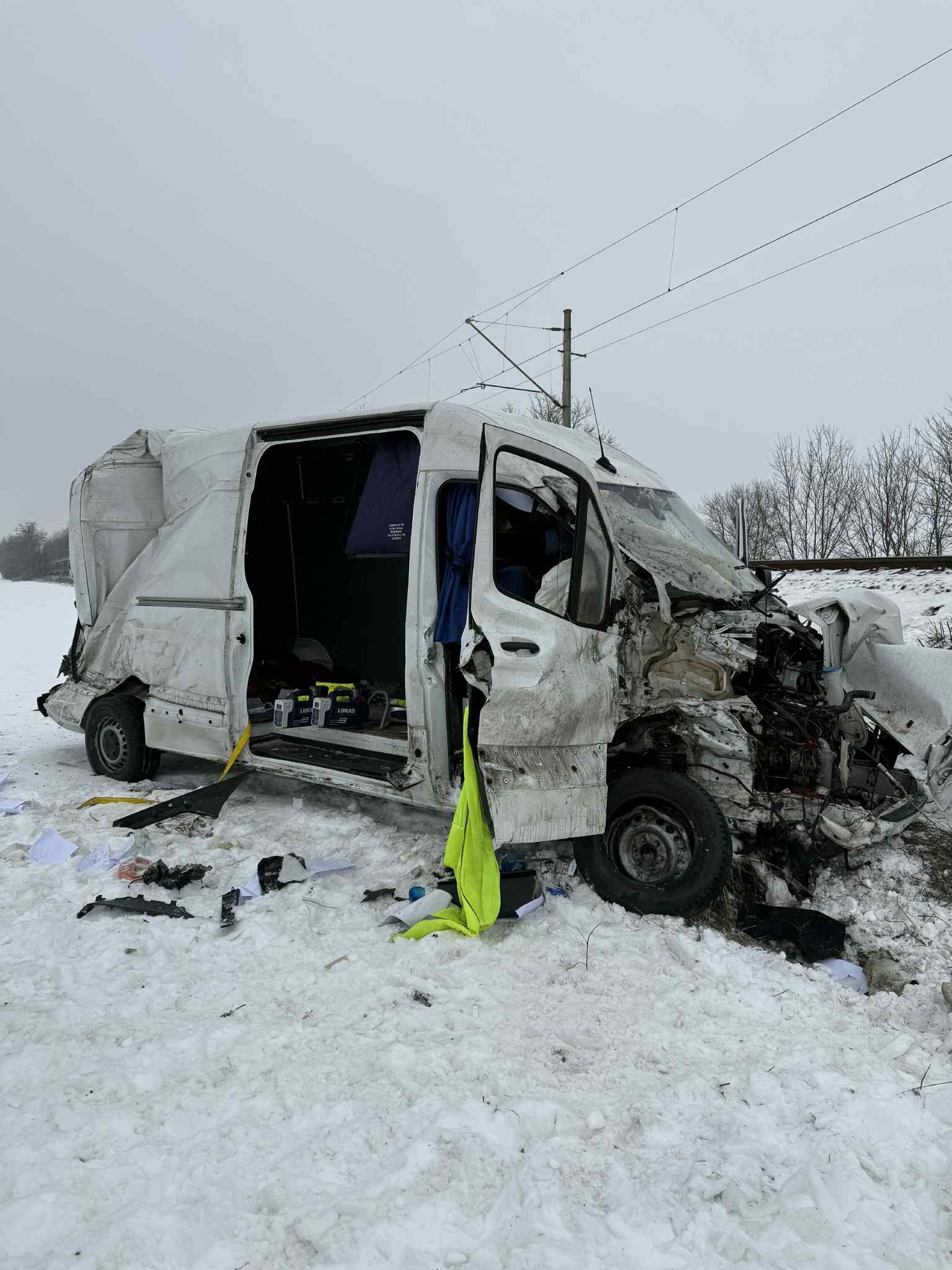 Na železničnom priecestí pri obci Bajč sa zrazil osobný vlak s vozidlom.