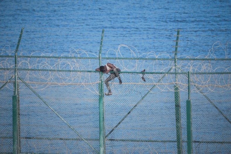 Nielegalny imigrant przekracza granicę hiszpańskiej Ceuty (2019 r.)