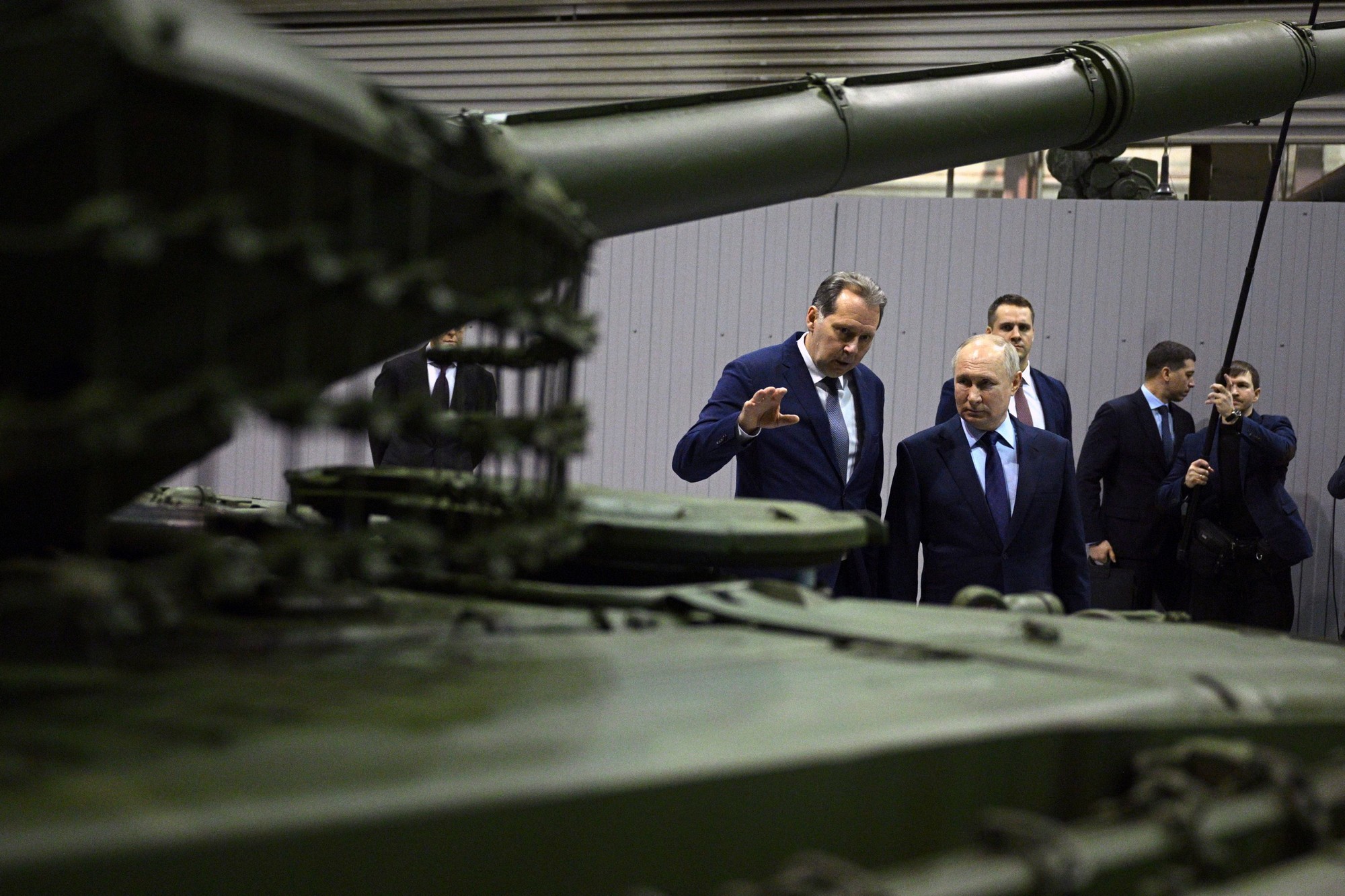 Ruský prezident Vladimír Putin v továrni na výrobu tankov.