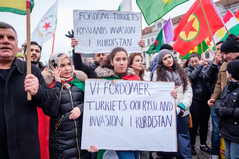 Kobiety widziane podczas demonstracji w geście solidarności z kurdyjskimi bojownikami w Syrii, 2018 r.