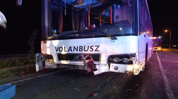 Frontálisan ütközött egy busz és egy személyautó Debrecennél / Fotó: Katasztrófavédelem