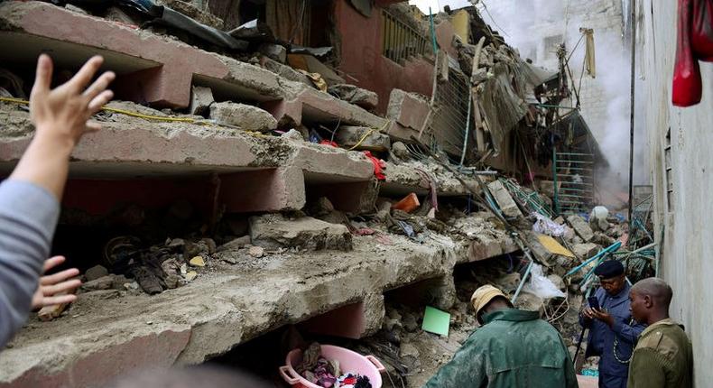 Rescue workers search for residents feared trapped in the rubble of a six-storey building that collapsed after days of heavy rain, in Nairobi, Kenya April 30, 2016.   REUTERS/Harman Kariuki
