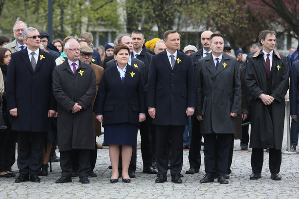 Prezydent Andrzej Duda i premier Beata Szydło podczas uroczystości upamiętniających 73. rocznicę wybuchu powstania w getcie warszawskim