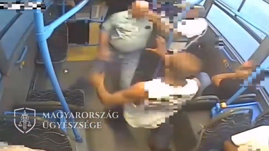 Az ügyészség által közzétett felvétel a buszon történtekről / Fotó: Fővárosi Főügyészség