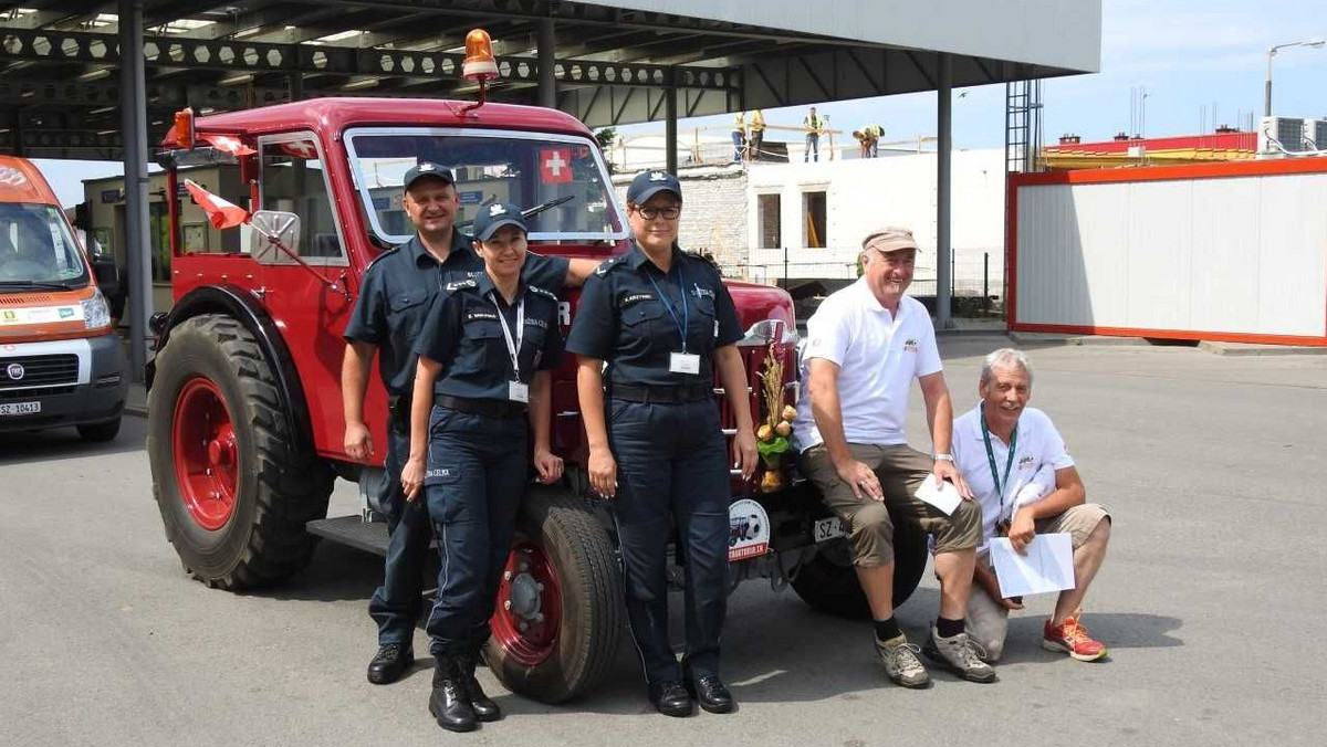 Dziś na przejściu granicznym w Gronowie zjawili się nietypowi kibice Szwajcarii. Na spotkanie swojej drużyny przyjechali 54-letnim traktorem.