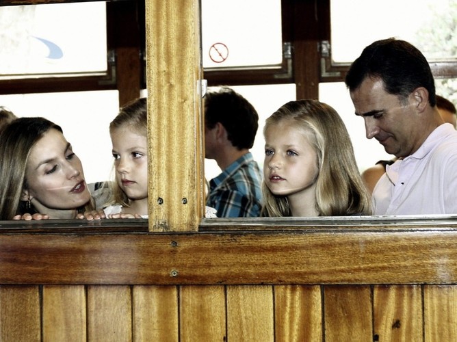 Księżna Letizia i książę Filip z córkami Leonor i Sofią