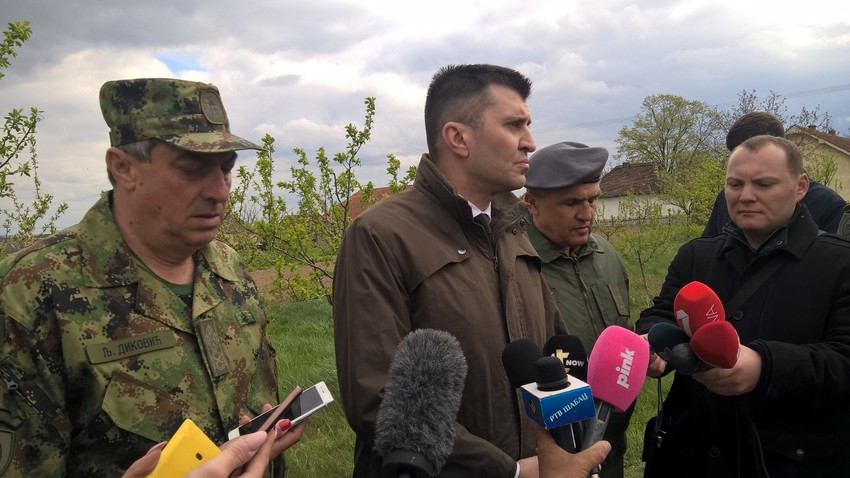 Načelnik Generalštaba Ljubiša Diković (prvi sleva) i ministar odbrane Zoran Đorđević (drugi s leva) na mestu pada aviona