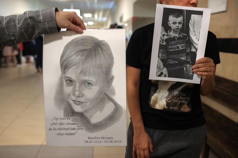 Zdjęcie i portret zmarłego chłopca, które przyniesiono do sądu w Częstochowie