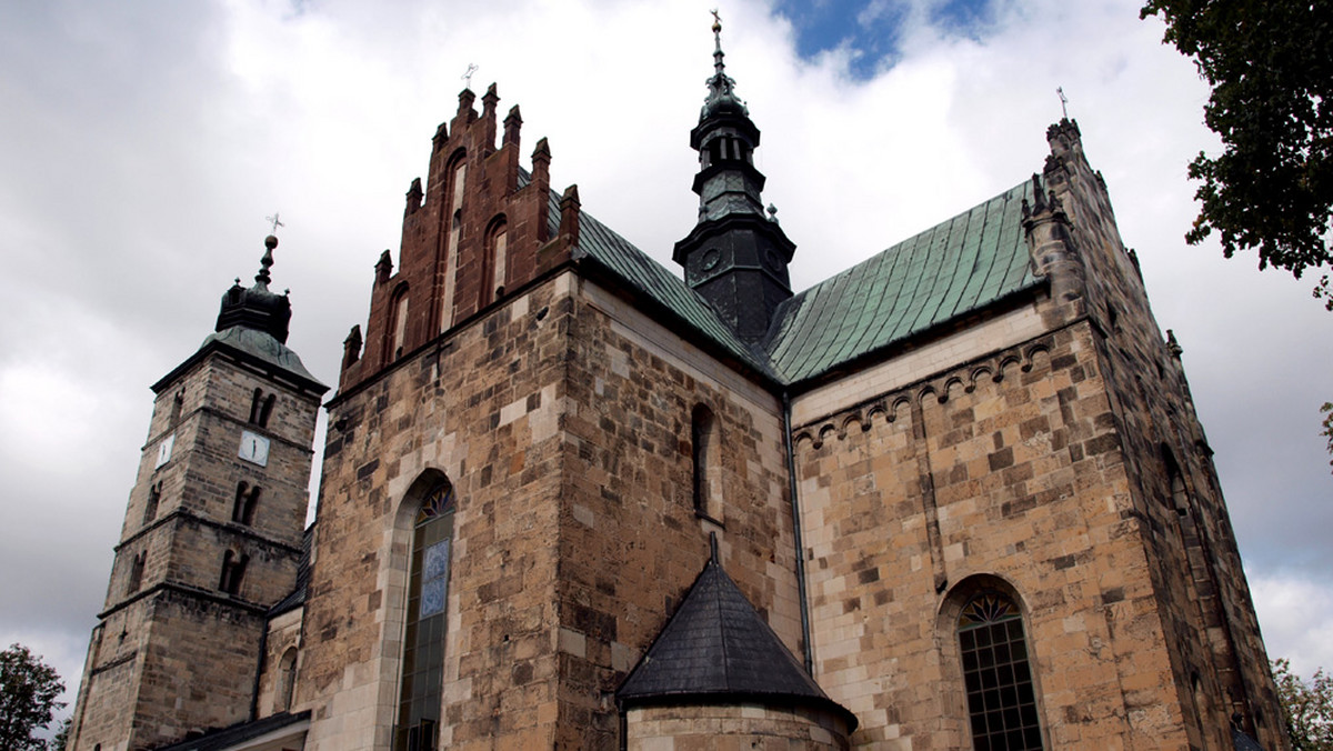 Pogańskie rytuały, templariusze, podziemny labirynt i historia z egzekucją w tle. Przy ledwie wyczuwalnym pulsie życia współczesnego Opatowa trudno wyobrazić sobie, że to jedno z najstarszych miast Polski, a wydarzeniami z historii tej ziemi można by obdarzyć kilka miejsc.