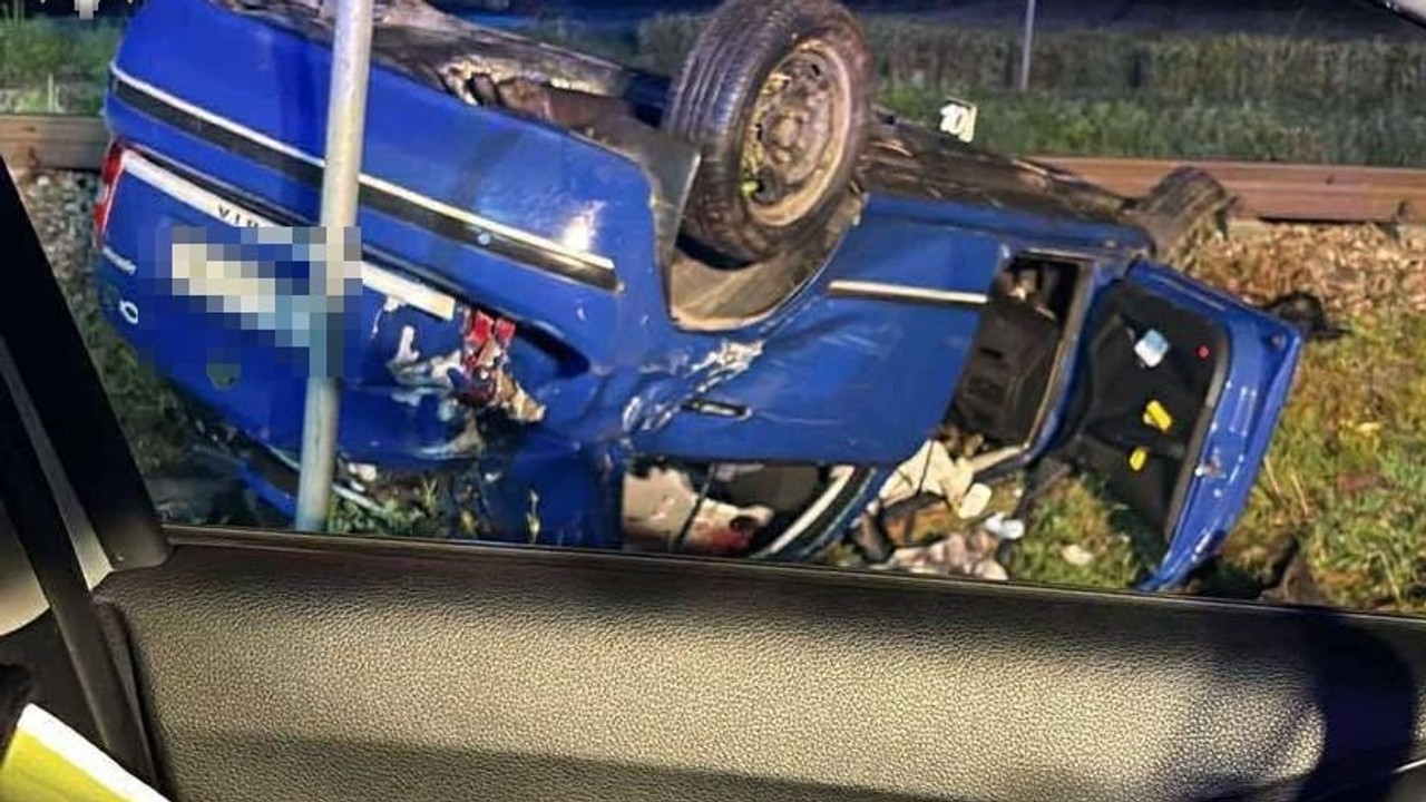 Groźny wypadek na przejeździe kolejowym. Wjechał pod szynobus