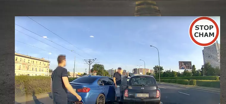 Kierowca BMW próbuje wyprzedzać w korku. Rozpoczyna się walka [Wideo]